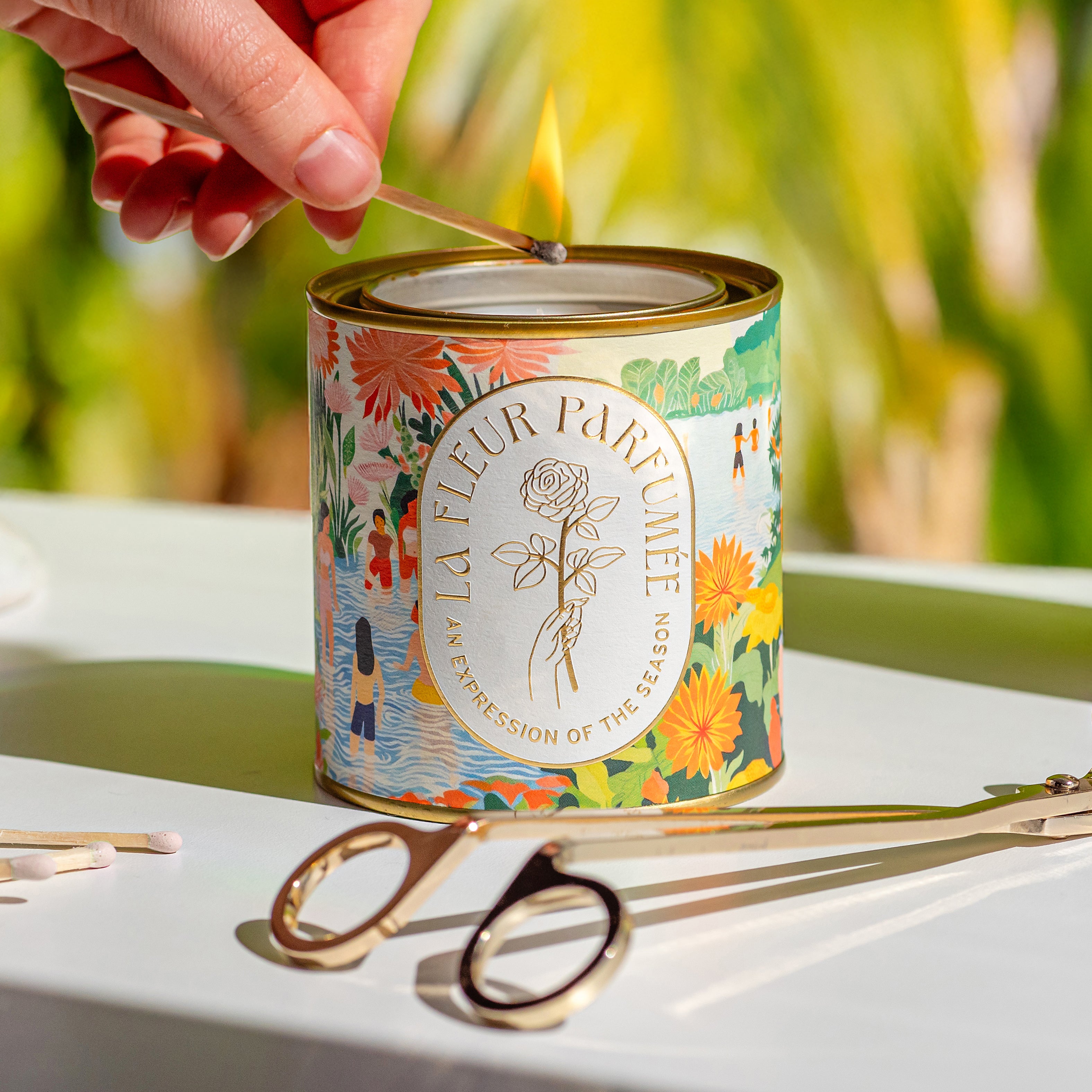Tropical summer soy luxury candle outdoors, deal for staycations. Hotel lobby candle with beach aestheticâ