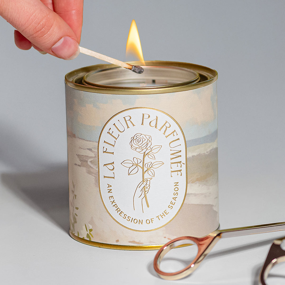 A coastal New York themed luxury candle inspired by the best summer scent. This ocean fragrance candle is perfect for beach house aesthetic lovers and high-end home decor