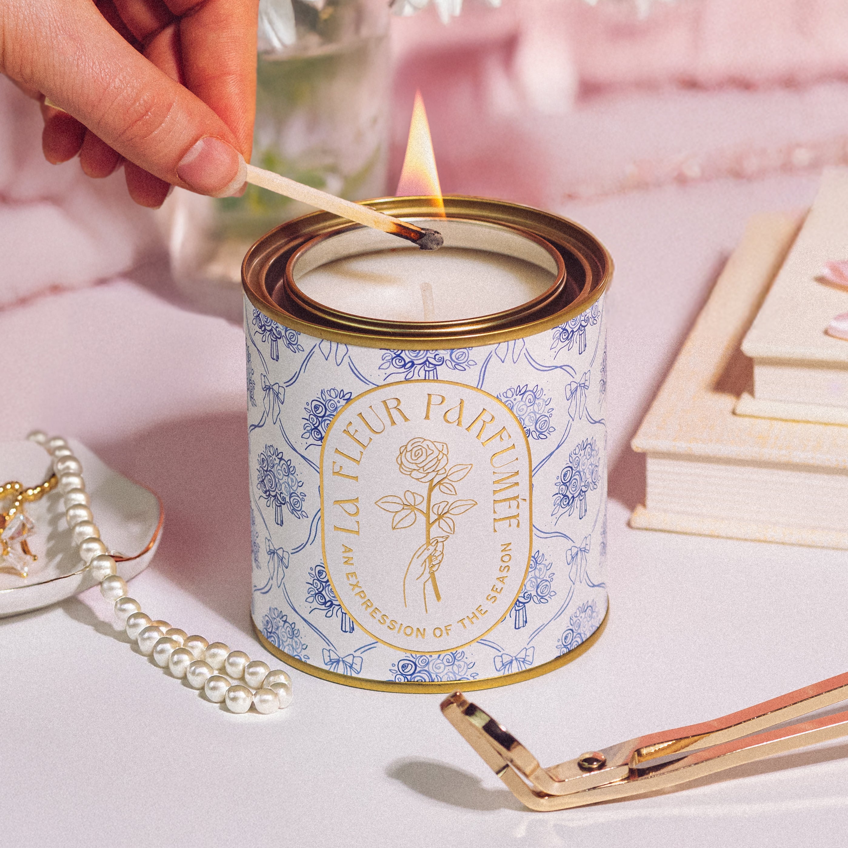 La Fleur Candier Coquette Corset pretty floral-scented candle with a soft girl aesthetic. A perfect birthday gift for women, this fancy candle blends Parisian chic and balletcore luxury.