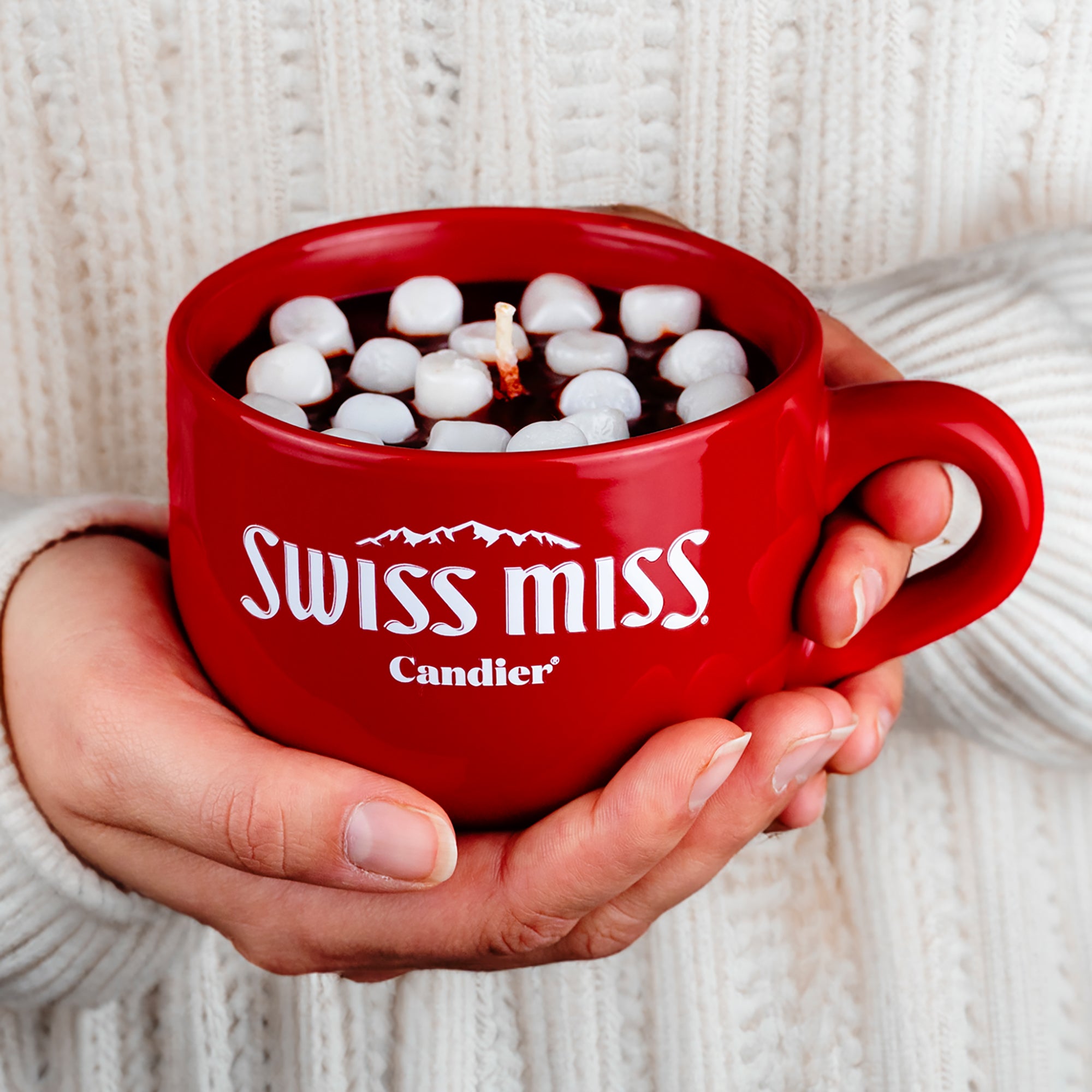 Candier Candles X Swiss Miss hot chocolate food scented cute candle with warm and cozy scent. Hot cocoa gift ideas and unique gifts for women. Gourmand fragrance and vanilla scent food scented candles 